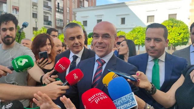 El portavoz político de Vox, Jorge Buxadé, atiende  a los medios en Mérida antes del pleno de constitución de la Asamblea de Extremadura