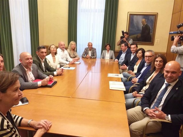 Carmen Moriyón, alcaldesa de Gijón, preside la primera reunión del Gobierno tripartito.