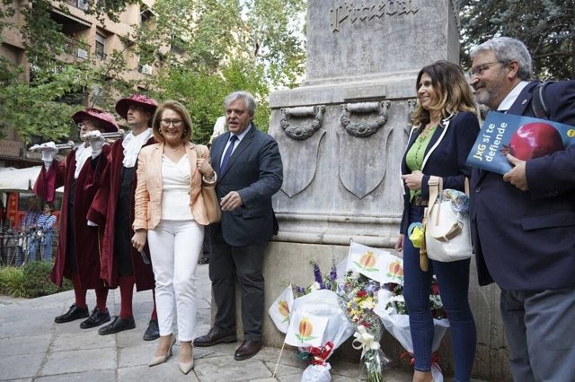 Representación de Juntos por Granada, con César Girón el cuarto por la izquierda en la imagen de archivo, en el pasado Día de la Mariana