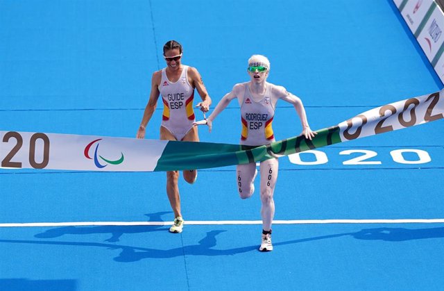 Archivo - Susana Rodríguez y su guía Sara Loehr conquistan el oro en triatlón en los Juegos Paralímpicos de Tokio