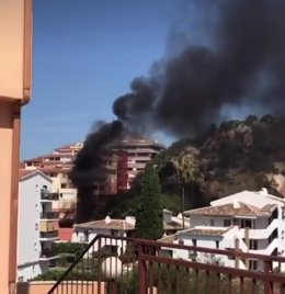 Columna de humo provocada por el incendio de un edificio en Fuengirola