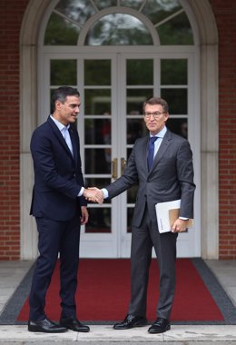 Archivo - Arxiu - El president del Govern, Pedro Sánchez (e) i el president del Partit Popular, Alberto Núñez Feijóo (d), se saluden a la seua arribada a una reunió en La Moncloa, a 10 d'octubre de 2022, a Madrid (Espanya). 