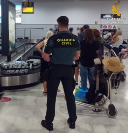 Archivo - Un agente de la Guardia Civil en un aeropuerto.