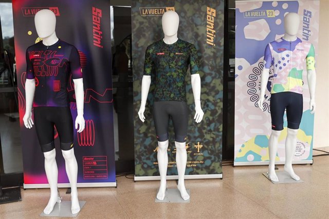 Santini presenta los maillos de La Vuelta 23 con tres 'especiales' en honor al Angliru, Barcelona y Madrid