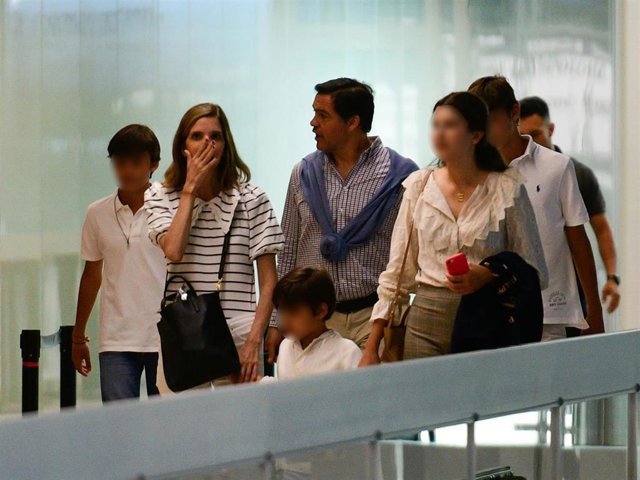 Luis Alfonso De Borbón y Margarita Vargas junto a sus cuatro hijos, Eugenia, Luis, Alfonso y Enrique, en el aeropuerto de Ginebra