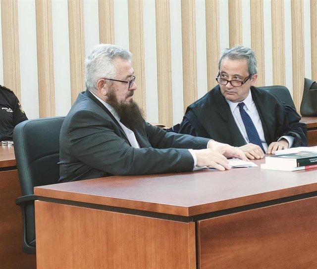 El acusado de asesinar a su mujer en Gondomar en diciembre de 2020, Valentín A.B. (izq.) junto a su abogado, Manuel Franco Argibay.