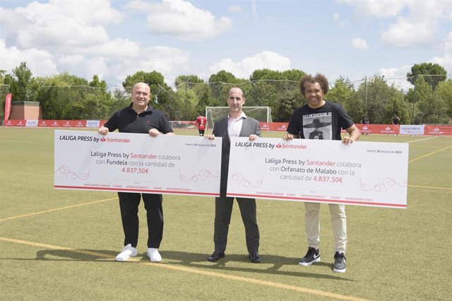 LaLiga Press by Santander dona dos cheques de 4.837,50 euros a Fundela y al Orfanato de Malabo.