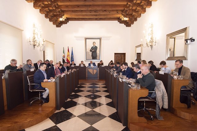 Archivo - Pleno de la Diputación de Cáceres en una foto de archivo