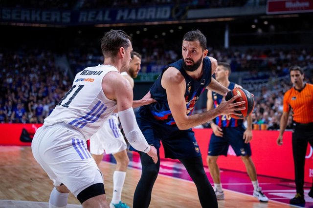 El jugador del Barça Nikola Mirotic ataca ante Mario Hezonja (Real Madrid) en el tercer partido de la final de la Liga Endesa 2022/23