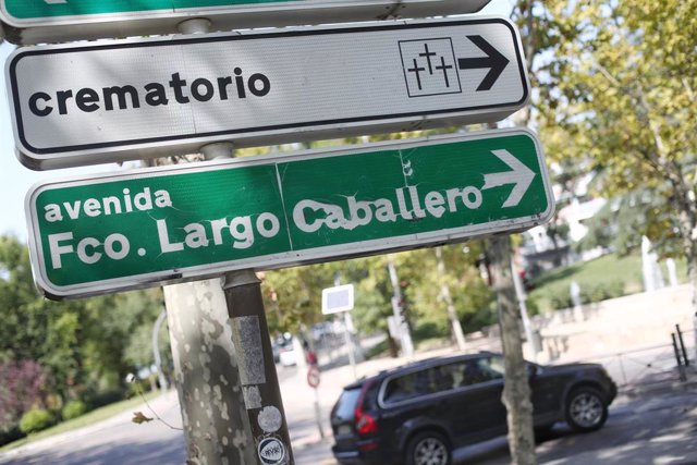 Archivo - Señal de la dirección de la calle Largo Caballero  