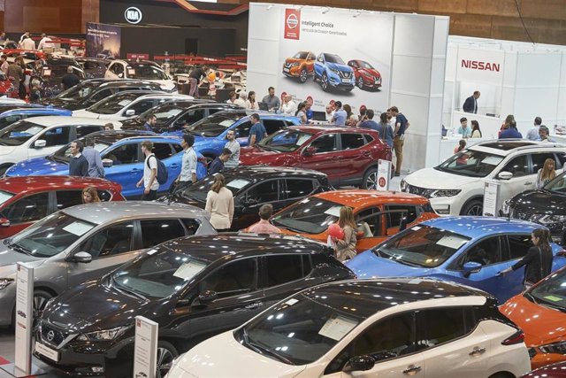 Archivo - Imagen de un salón del automóvil de ocasión.