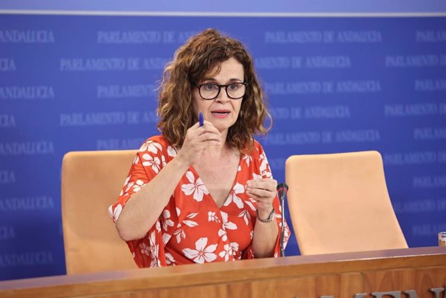 La portavoz adjunta de Por Andalucía, Esperanza Gómez, en rueda de prensa en el Parlamento andaluz.