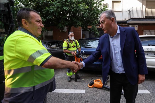 El alcalde de Sevilla, José Luis Sanz, supervisa un "zafarrancho de limpieza" en el barrio del Plantinar.
