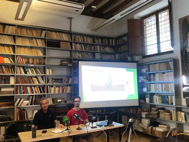 Jaume Garau, presidente de la entidad Iniciativa del mediterraneo y David Lopez, especialista en medidas medioambientales de la Plataforma contra los mega cruceros