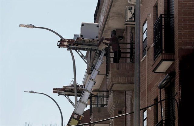 Archivo - Un obrero en una de las casas afectadas por la línea 7B de Metro