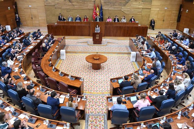 La presidenta de la Comunidad de Madrid, Isabel Díaz Ayuso, interviene durante el pleno de su investidura, en la Asamblea de Madrid