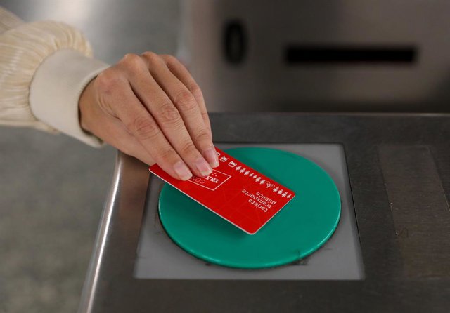 Archivo - Una persona pasa su título de transporte para acceder a la estación de Sol, a 1 de septiembre de 2022, en Madrid (España). Hoy entran en vigor los descuentos en los títulos de transporte público, que se vendan hasta el 31 de diciembre de 2022, a