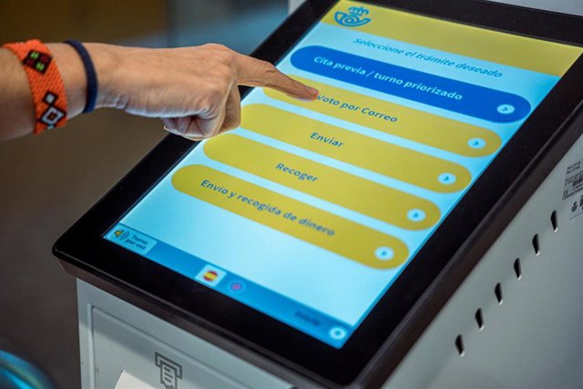 Una persona solicita el voto por correo en el Edificio de correos, a 14 de junio de 2023, en Madrid (España). 