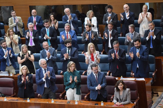 La presidenta de la Comunidad de Madrid, Isabel Díaz Ayuso, es aplaudida durante el pleno de su investidura, en la Asamblea de Madrid, a 21 de junio de 2023, en Madrid (España). 