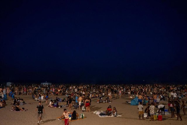 Archivo - Centenares de personas en la playa de la Malvarrosa durante la Noche de San Juan, a 23 de junio de 2022.