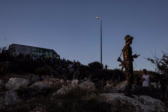 Archivo - Colonos erigiendo un campamento en una zona militar cerrada cerca del asentamiento de Barkan, en Cisjordania