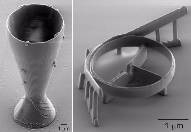 La copa de vino impresa en 3D más pequeña del mundo (izquierda) y un resonador óptico para telecomunicaciones de fibra óptica, fotografiados con microscopía electrónica de barrido