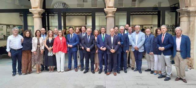 Foto de familia de la nueva junta de gobierno del Colegio de Arquitectos de Jaén con las autoridades asistentes al acto