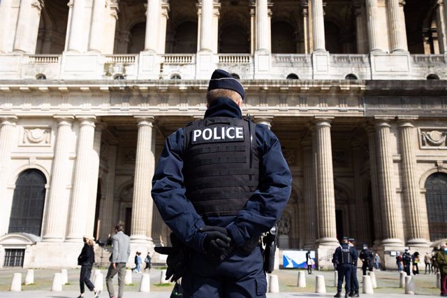 Archivo - Imatge de recurs d'un agent de la policia francesa