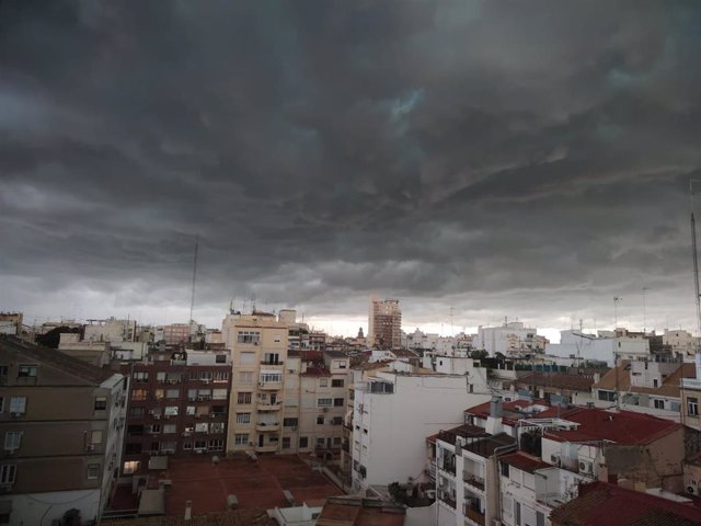 Archivo - Nubes negras sobre València