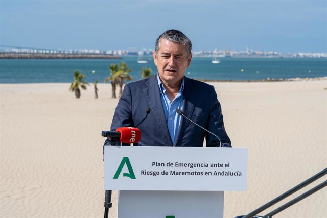 El consejero de la Presidencia, Interior, Diálogo Social y Simplificación Administrativa, Antonio Sanz, preside la presentación del Plan de Emergencia ante el Riesgo de Maremotos en Andalucía.