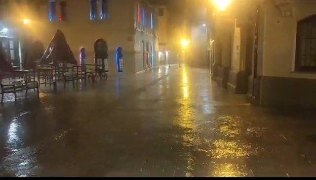 La calle San Agustín de Logroño anegada por la tormenta