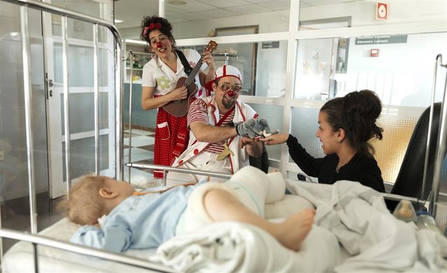 Paciente pediátrico recibe la visita de Payasospital
