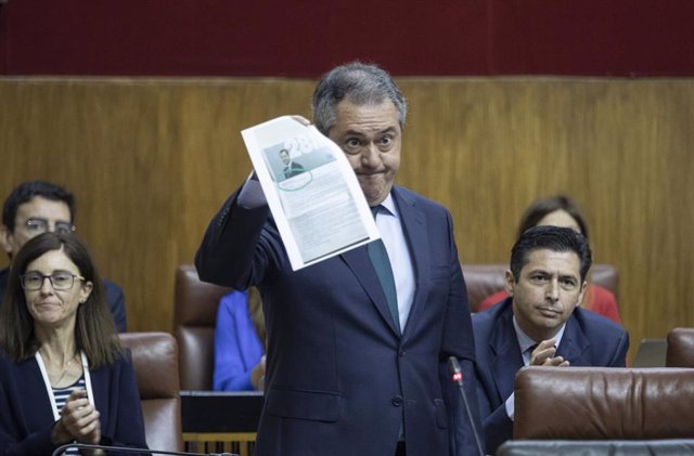 Archivo - El secretario general del PSOE de Andalucía, Juan Espadas, en una imagen de archivo en el Pleno del Parlamento.