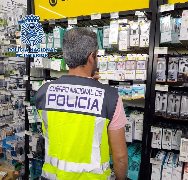 Nota De Prensa: "Dos Operaciones Policiales Contra La Falsificación De Reconocidas Marcas Culminan Con La Detención De Diez Personas Y La Incautación De Más De 47.000 Productos"