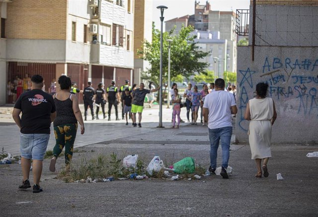 Archivo - Vecinos y agentes de Policía en el Polígono Sur
