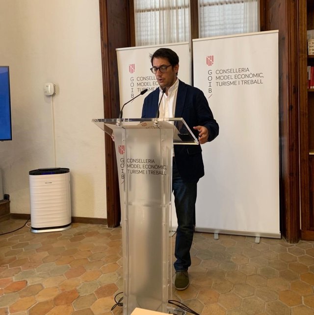El conseller de Modelo Económico, Turismo y Trabajo en funciones, Iago Negueruela, en rueda de prensa