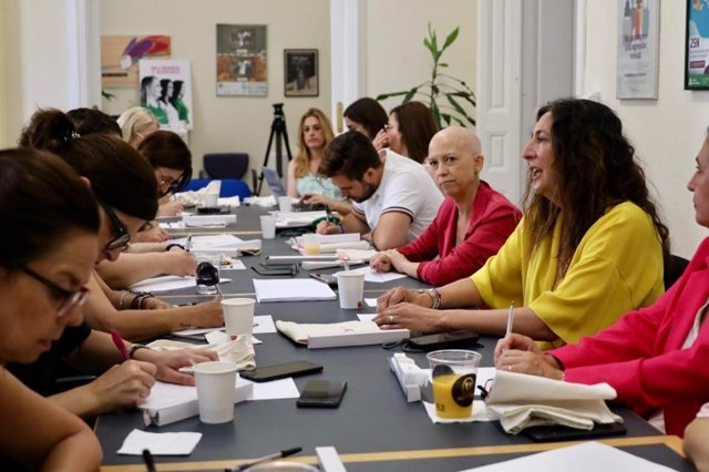 La consejera de Inclusión Social, Juventud, Familias e Igualdad, Loles López, presenta en Sevilla la nueva herramienta de valoración del riesgo en materia de violencia de género