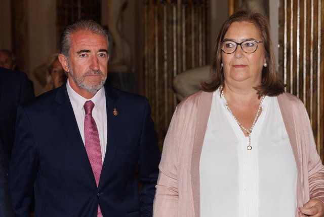 La presidenta de la Asociación de Víctimas del Terrorismo (AVT), Maite Araluce, y el consejero Miguel Folguera