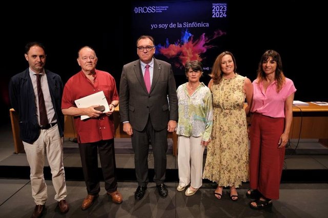 El consejero de Turismo, Cultura y Deporte, Arturo Bernal, en el centro de la imagen, en la presentación de la nueva temporada de la ROSS.