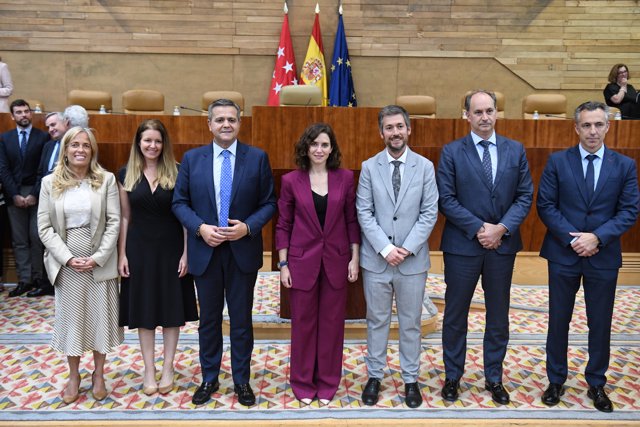 Isabel Díaz Ayuso posa con los que serán consejeros en su nuevo Gobierno