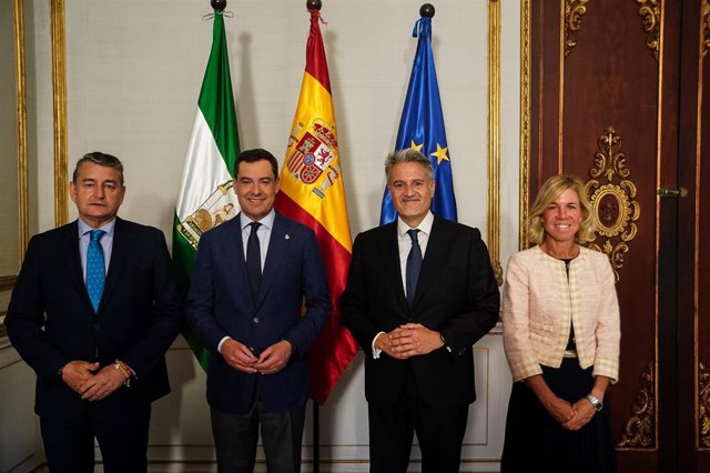 Juanma Moreno recibe en el Palacio de San Telmo al presidente de Microsoft España