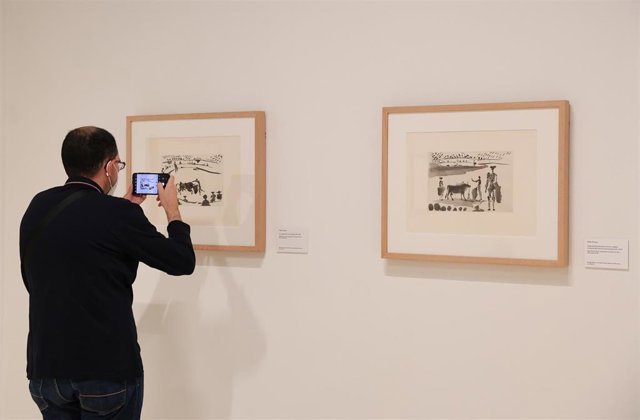 Un hombre fotografía con su teléfono móvil un dibujo de Picasso en  la exposición ‘Goya/Picasso. TauroPaquia’, en la Real Academia de Bellas Artes de San FernandO
