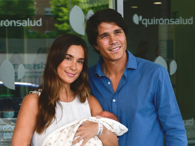 MARÍA POMBO Y PABLO CASTELLANO SALEN DEL HOSPITAL CON SU HIJA VEGA