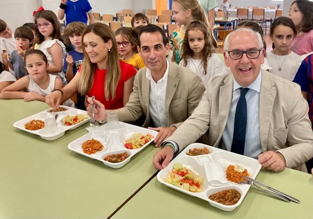 Los delegados Jesús Estrella, Francisco José Lozano y María José Lara compartiendo el almuerzo con escolares