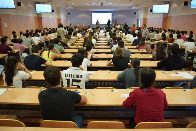 Estudiantes asistentes a uno de los exámenes de la PEvAU en Córdoba.