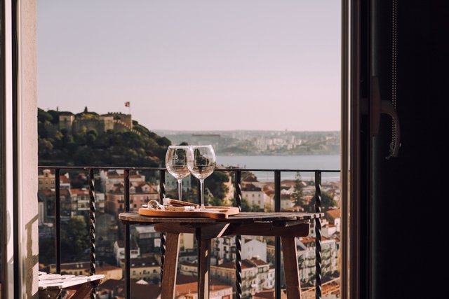 Dos copas de vino en una terraza