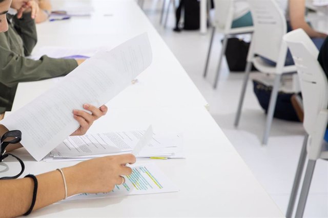 Varios alumnos antes de comenzar uno de los exámenes de las pruebas de acceso a la universidad 2023, en la Universidad Pablo de Olavide (UPO) en la primera jornada de la PEvAU, fodo de archivo