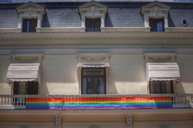 Bandera LGTBIQ+ en la sede de la Delegación del Gobierno en Madrid