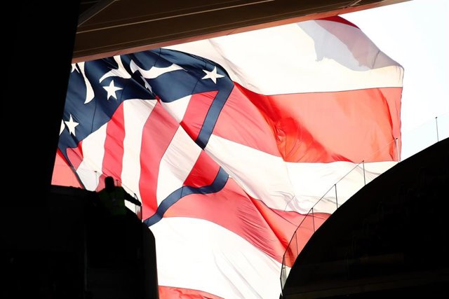 Archivo - Una bandera con el actual escudo del Atlético de Madrid, en el entorno del Cívitas Metropolitano.