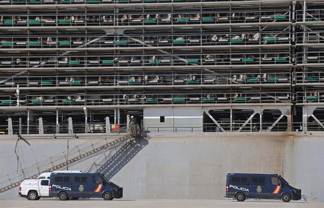 El buque 'Mawashi Express' durante el registro en San Roque.